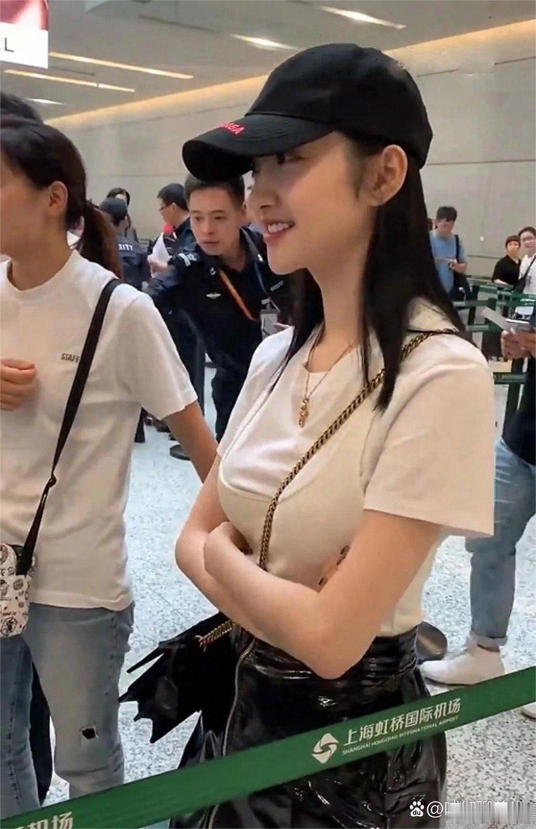 景甜上海机场出行，叠穿白T藏不住好身材，冷白皮真好。 ​​​