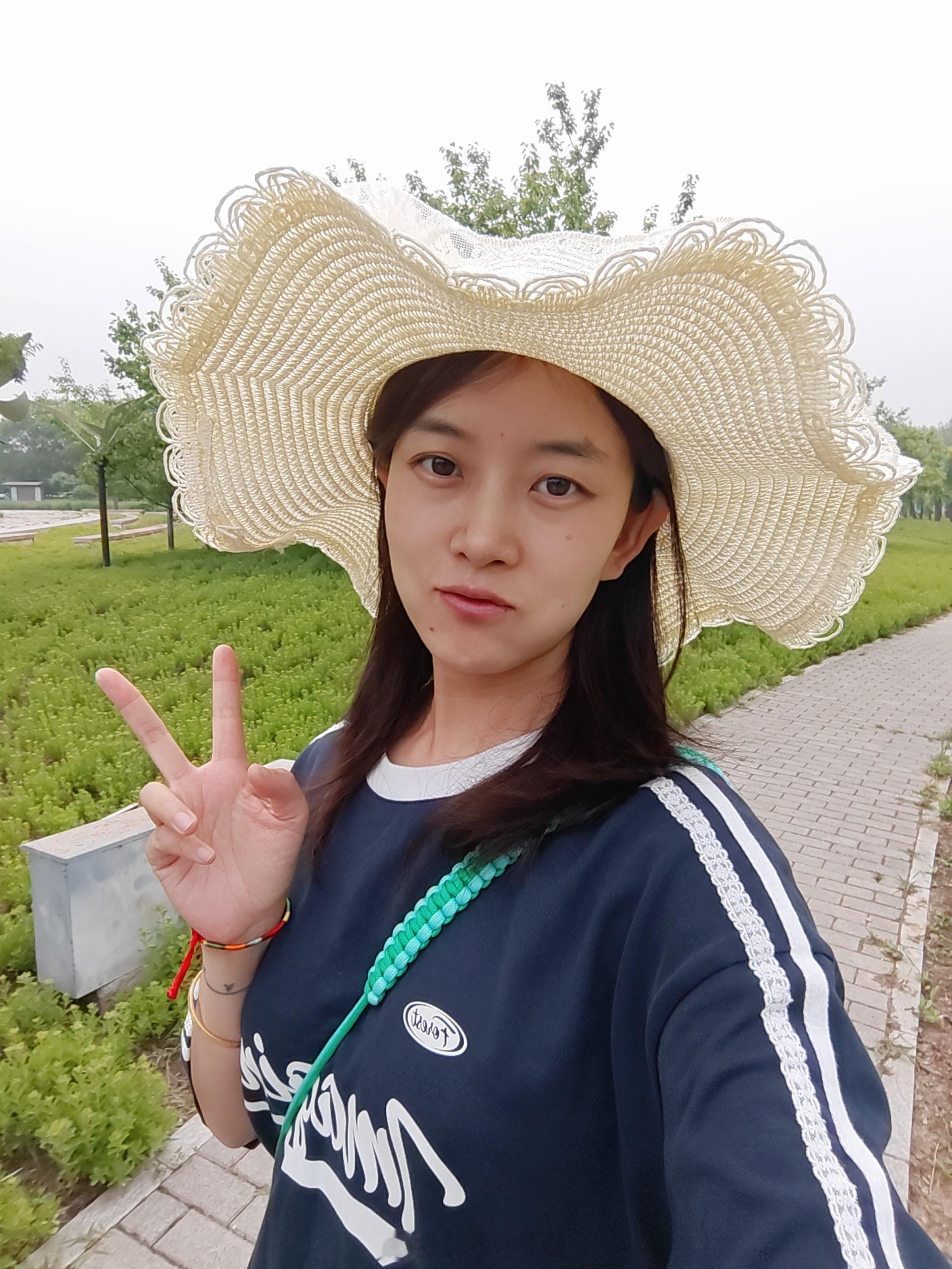妈妈给买的帽子，戴着还挺好看哎嘿~幼安唠嗑