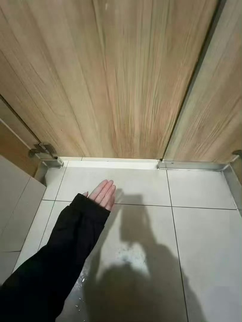 上班实在没忍住 偷偷跑来厕所…. 