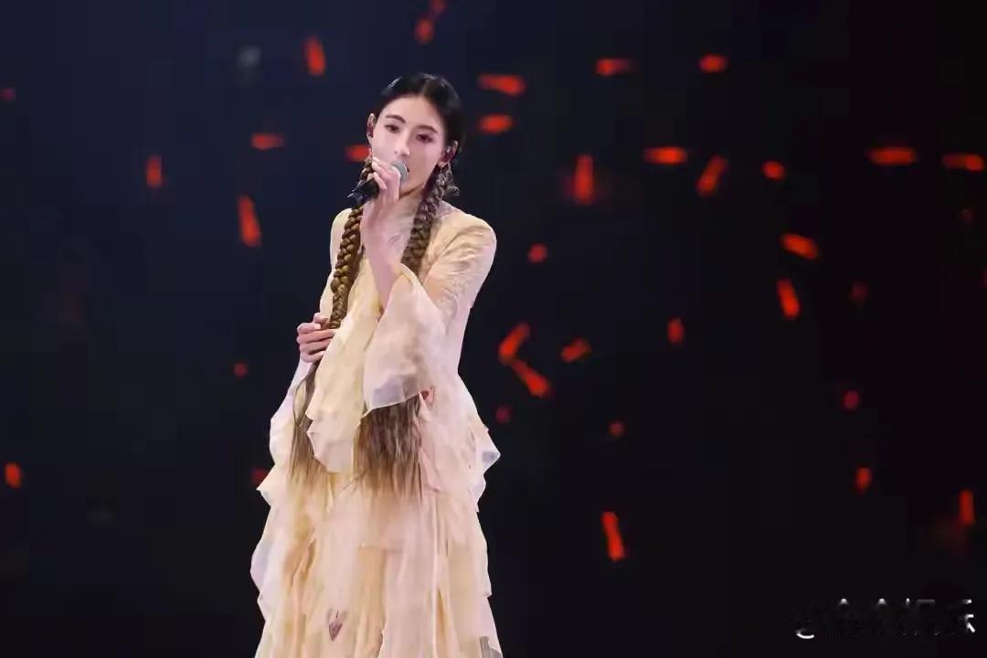 张柏芝一袭ZIMMERMANN仙女裙惊艳亮相演唱会，瞬间成为全场焦点。这条裙子设