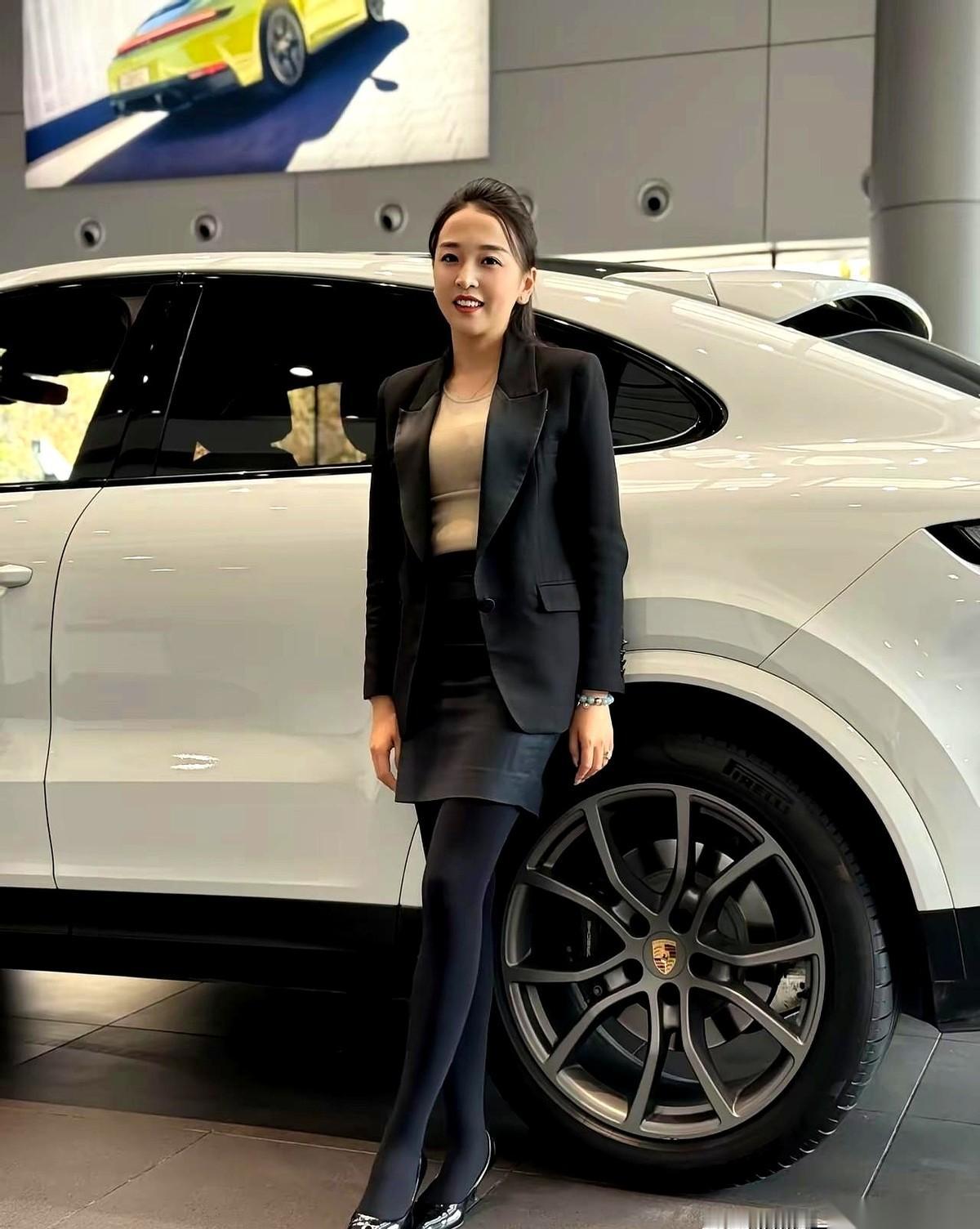 都说她是销冠，把保时捷卖成了白菜。
一堆人跑去分析她的专业能力、话术、客户心理…