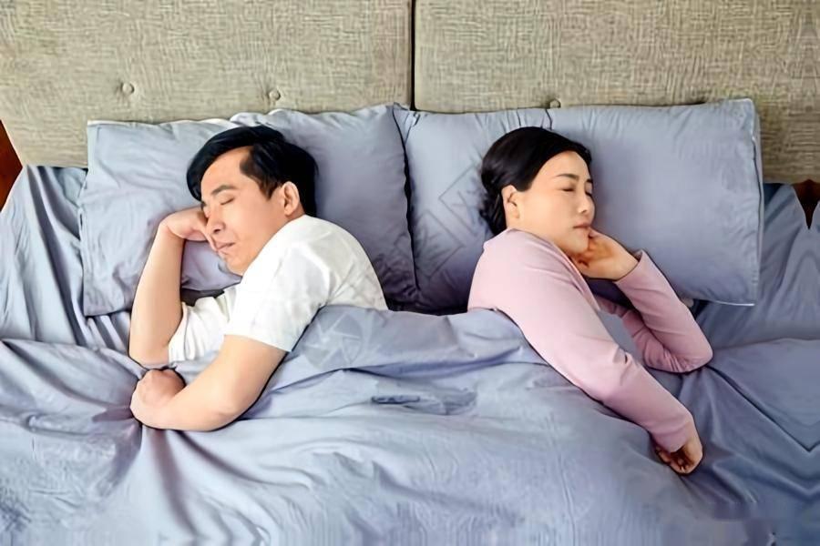一段醍醐灌顶的话：“婚姻里，床上无性，床下无情。夫妻吵架只是表层的浪，床上的疏远
