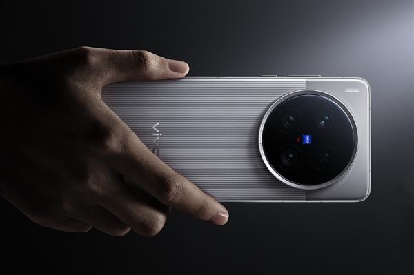蓝厂最强旗舰来了！vivo X300 Ultra官宣：全大底三主摄加持 影像灭霸
