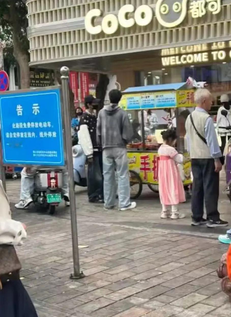 张桂源 陈浚铭 今天一起出门玩买手抓饼吃 