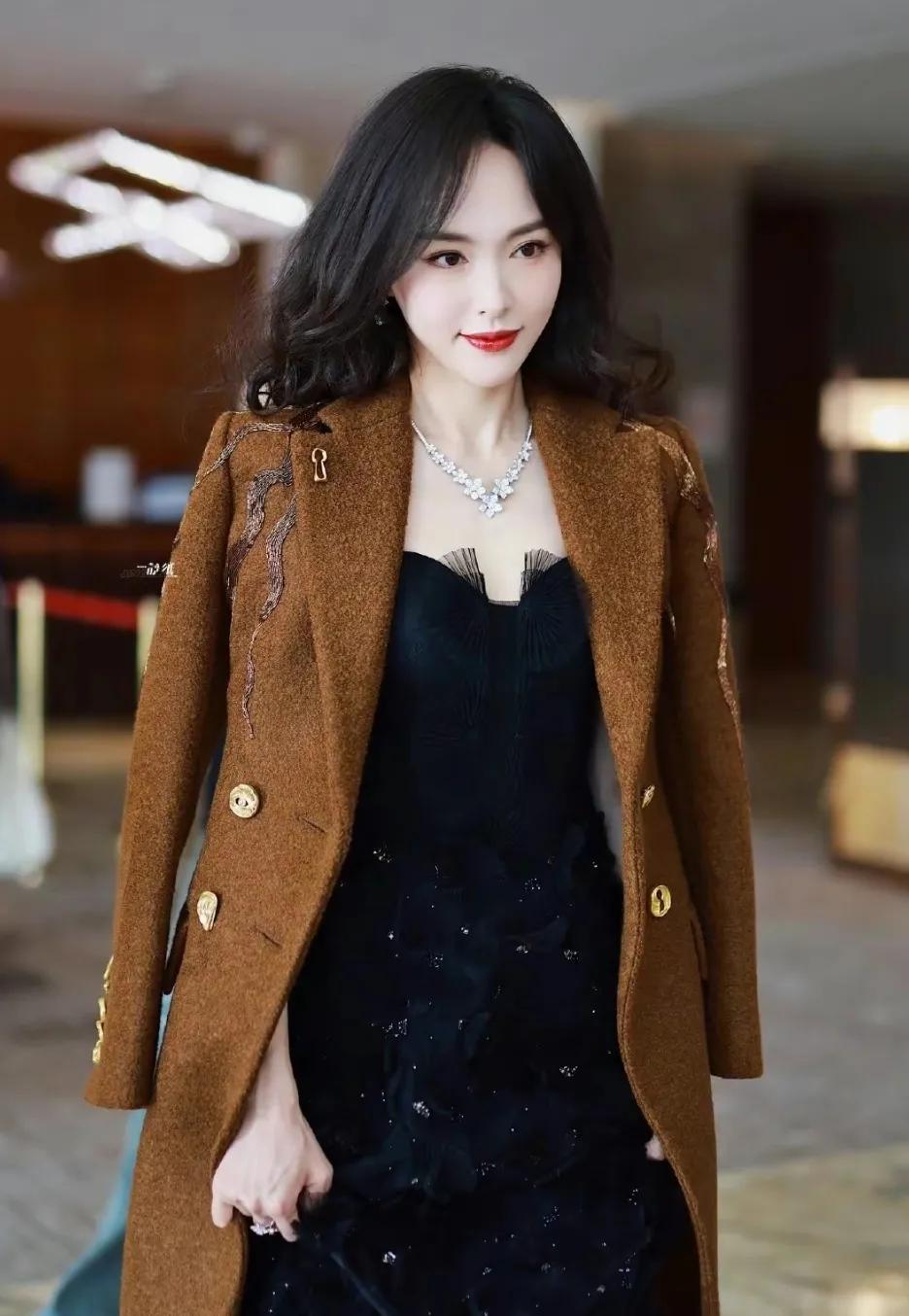 棕色大衣配黑色抹胸裙
到底有多美？看了唐嫣的演绎便知
你们看，唐嫣在某次下班时
