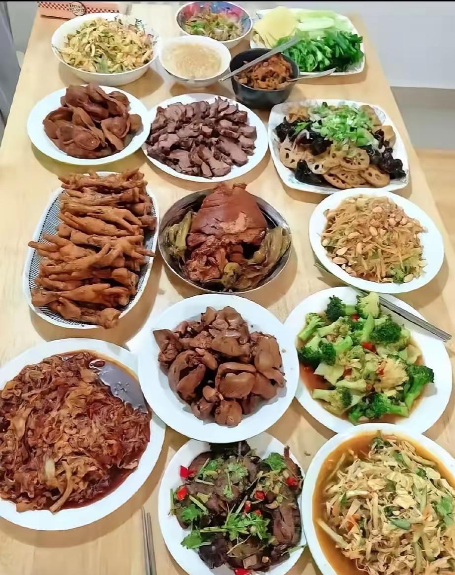 大神们这两桌菜品哪桌成本高些，自己买材料来做大概多少钱能拿下？
