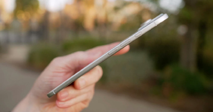 iPhone17Air参数曝光 这么看着是真的薄啊，不知道续航怎么样，如果续航一