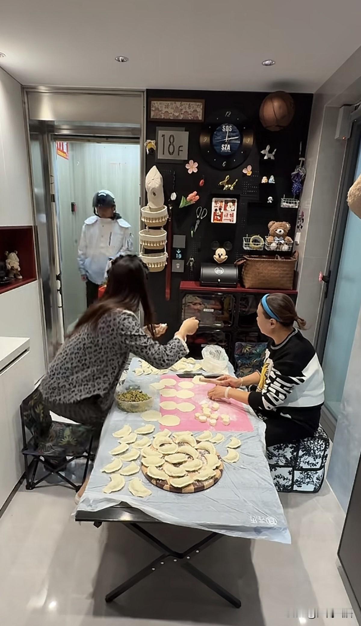 这挺有意思的，室内这么大面积不待着，包个饺子，还得放在电梯厅里。这要是外卖员跟楼