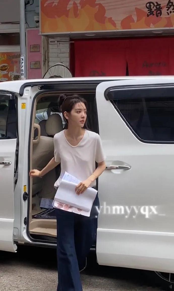 原来章若楠这么瘦[吃惊]内🐟的女明星为了上镜真是一个比一个瘦 