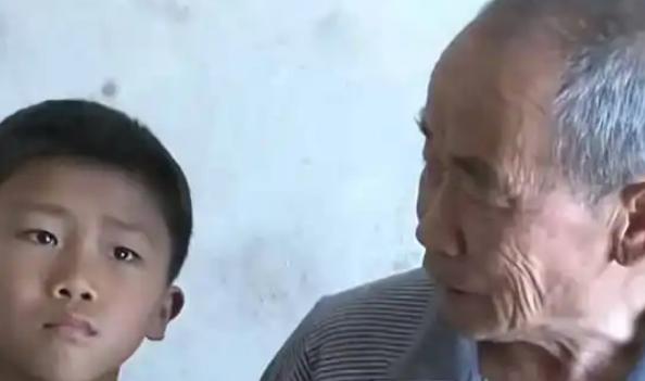 “看哭了！”4月，河南，一位9岁的小男孩，爸爸不幸去世了，妈妈也改嫁了，就剩下他