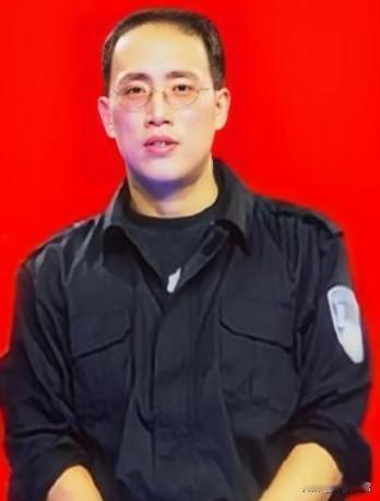 2000年，身材瘦小的中国警察尹伟，被派到国际特警队做教官，这让一众壮汉学员很不