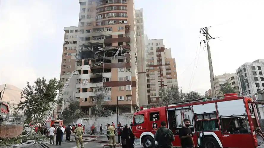 中东地区冲突进入第13天，局势彻底失控？霍尔木兹海峡局势紧张，油轮遭袭起火，布伦