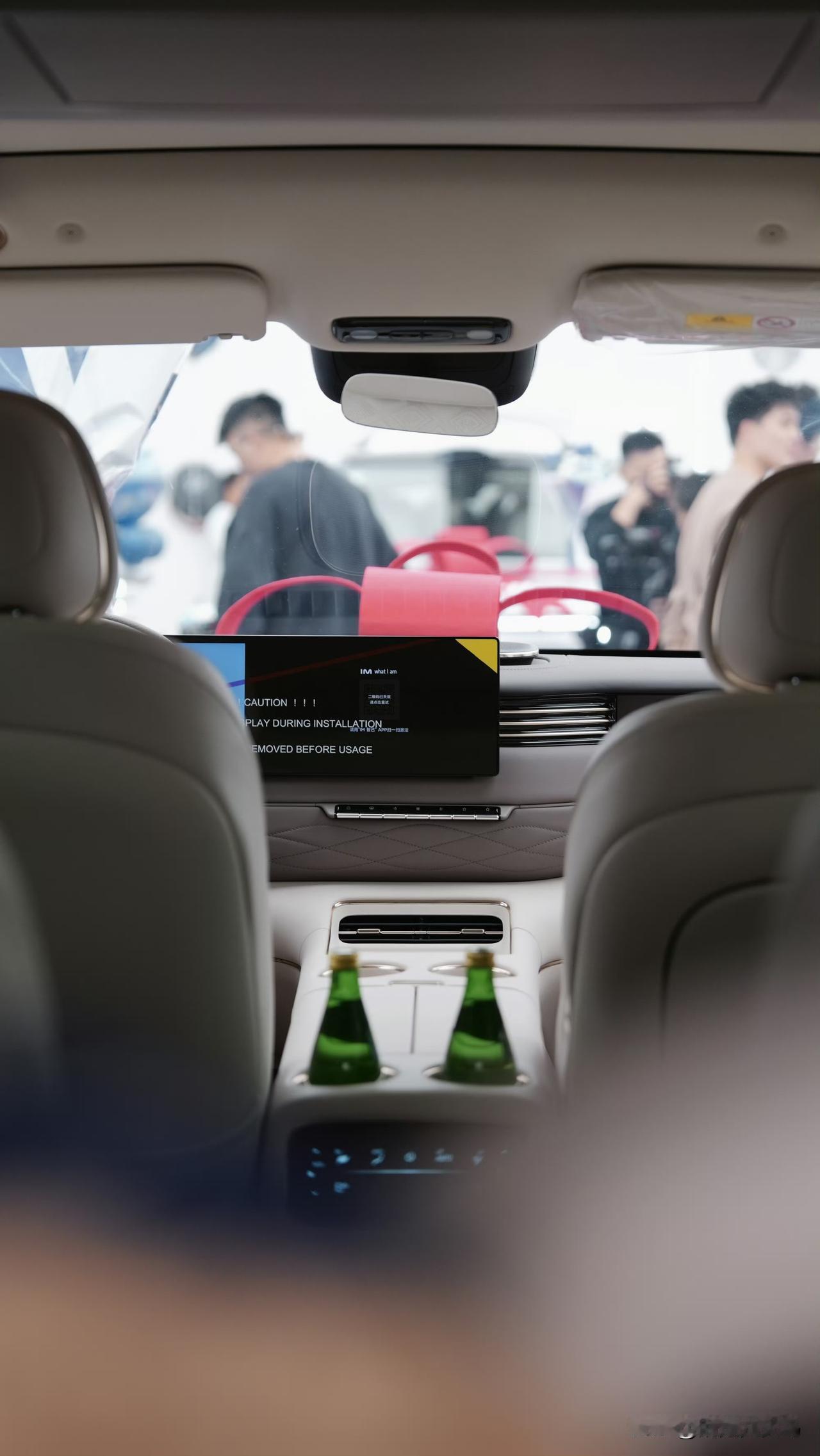 萌总大周末的亲自来我大深圳交付，交付中心停着洗的干干净净的全尺寸大家伙等着，好爽