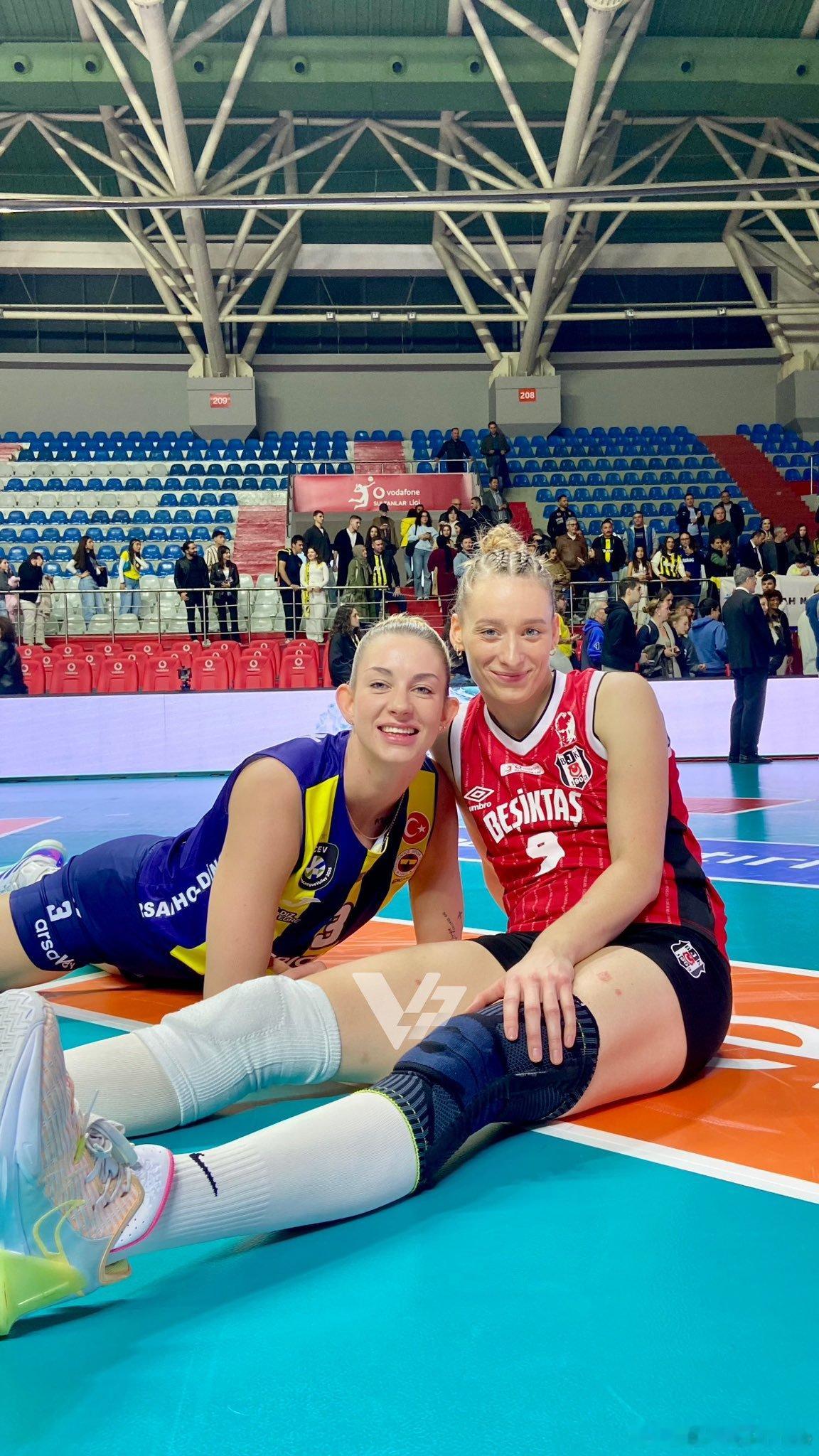 🔴⚪️ 波兰两国手在昨日的比赛中碰面了— 斯蒂西亚克 & 洛赞斯基。 ​​​