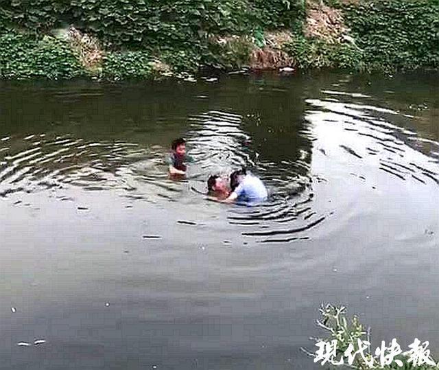 年过六十仍逆行！两位老汉潜进浑浊河底，拼死救下溺水少女。
 （个人观点仅供参考，