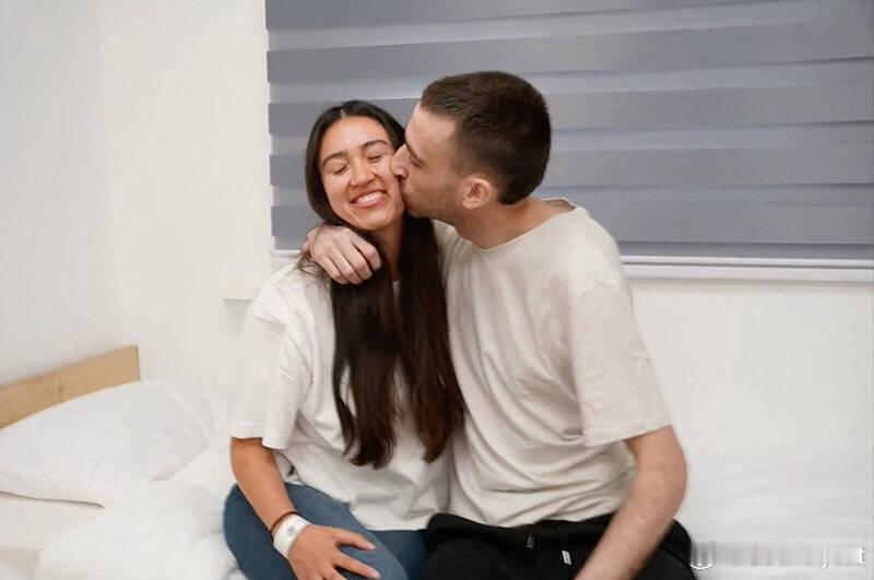 【以色列华裔女孩与男友历经两年终重逢　母亲病逝前唯一心愿是见到女儿获救】海外新鲜