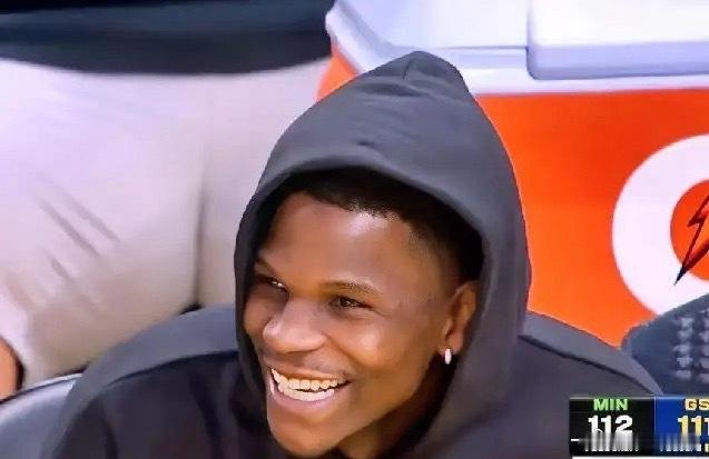 华子，库里的小迷弟，实锤了。库里连续晃飞迪文琴佐和戈贝尔，飙进冷静三分，把本场作