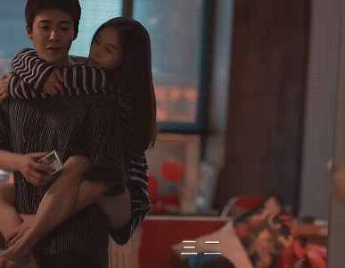 《玫瑰丛生》20-21集预告：
小贝见了李晓兮爸爸了，两个人还挺合得来，小贝直接