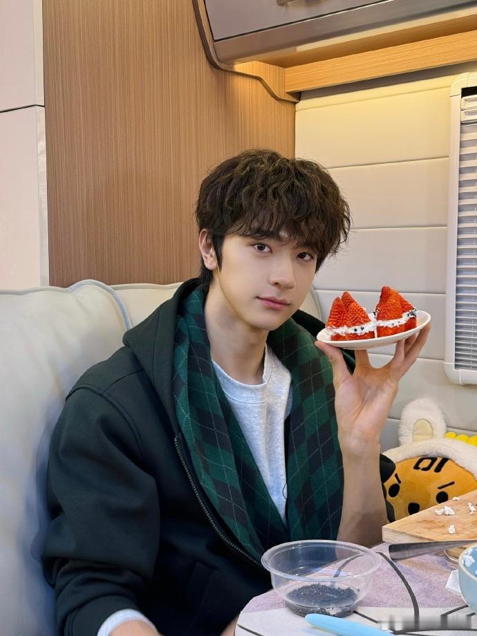 林一自己做的草莓圣诞树 林一自己做的草莓圣诞树看上去还真的是挺好吃！卷毛小狗，圣