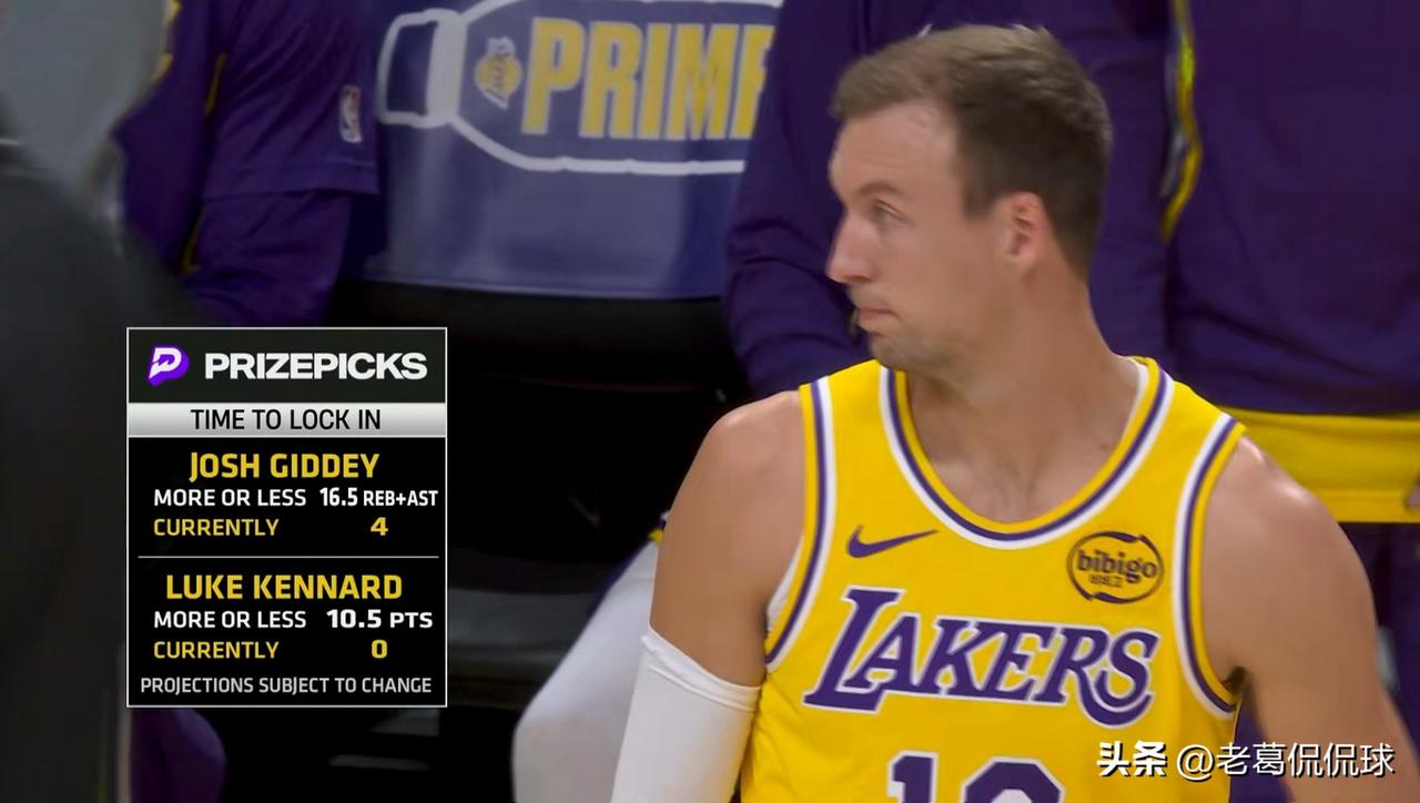 湖人神射手肯纳德真是太失常了！在今天湖人主场迎战公牛的比赛中，目前双方的上半场比