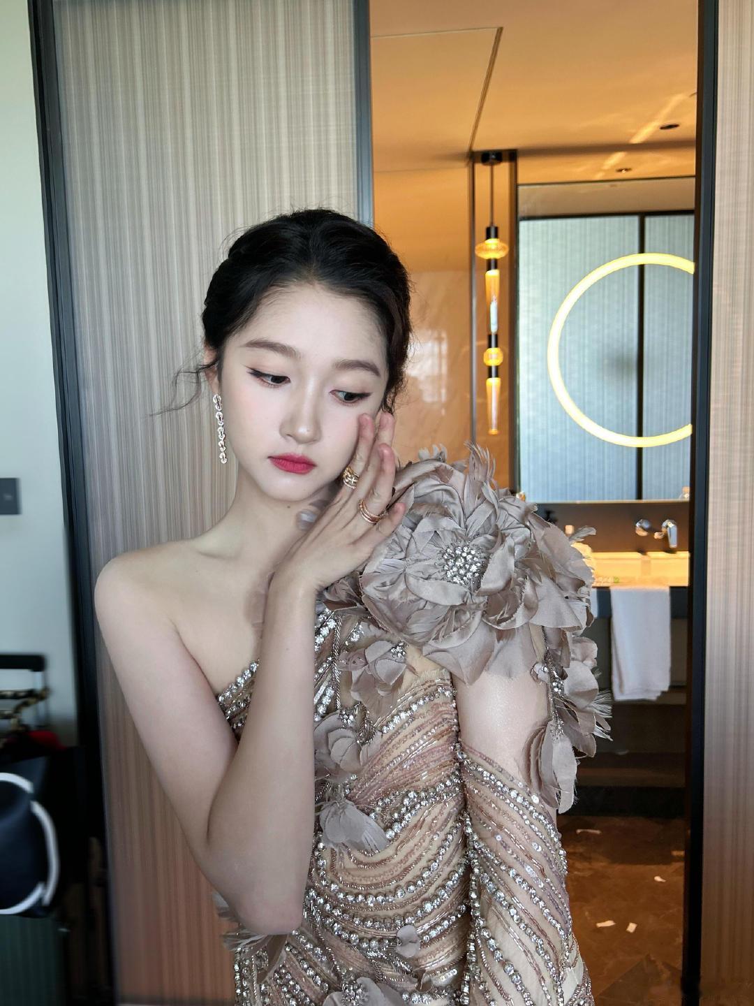 关晓彤好优越的骨相 关晓彤的鼻梁真的是整容模板级别的，又直又挺却不会显得男相，和