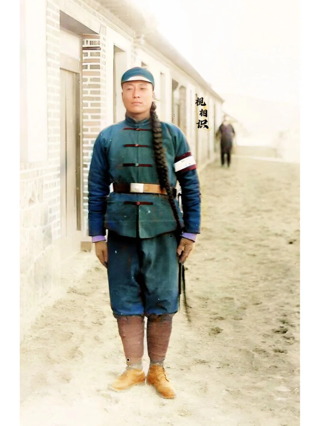 1900年，山东青岛，一名德国人招募的华人巡捕的照片，镜头中的这位一看就是标准的...