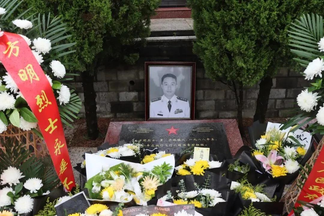 7月3日，南海2名飞行员训练殉职，真相远比想象残酷！6月，南部战区海军两名飞行员
