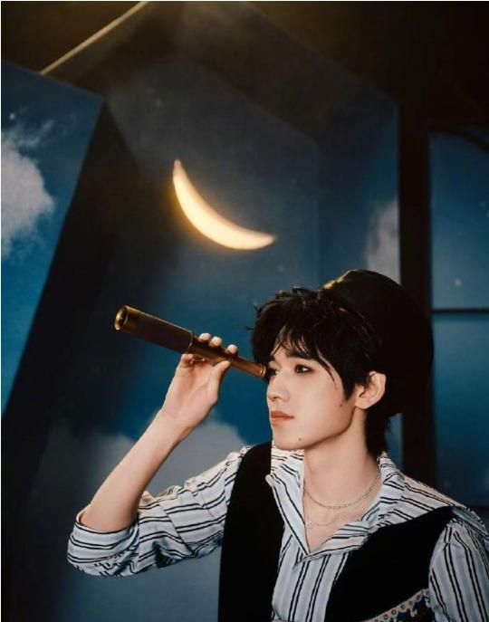 时代少年团-宋亚轩 新歌《无趣生活指南》概念照正式释出✨。星云泛舟间，贝雷帽少年