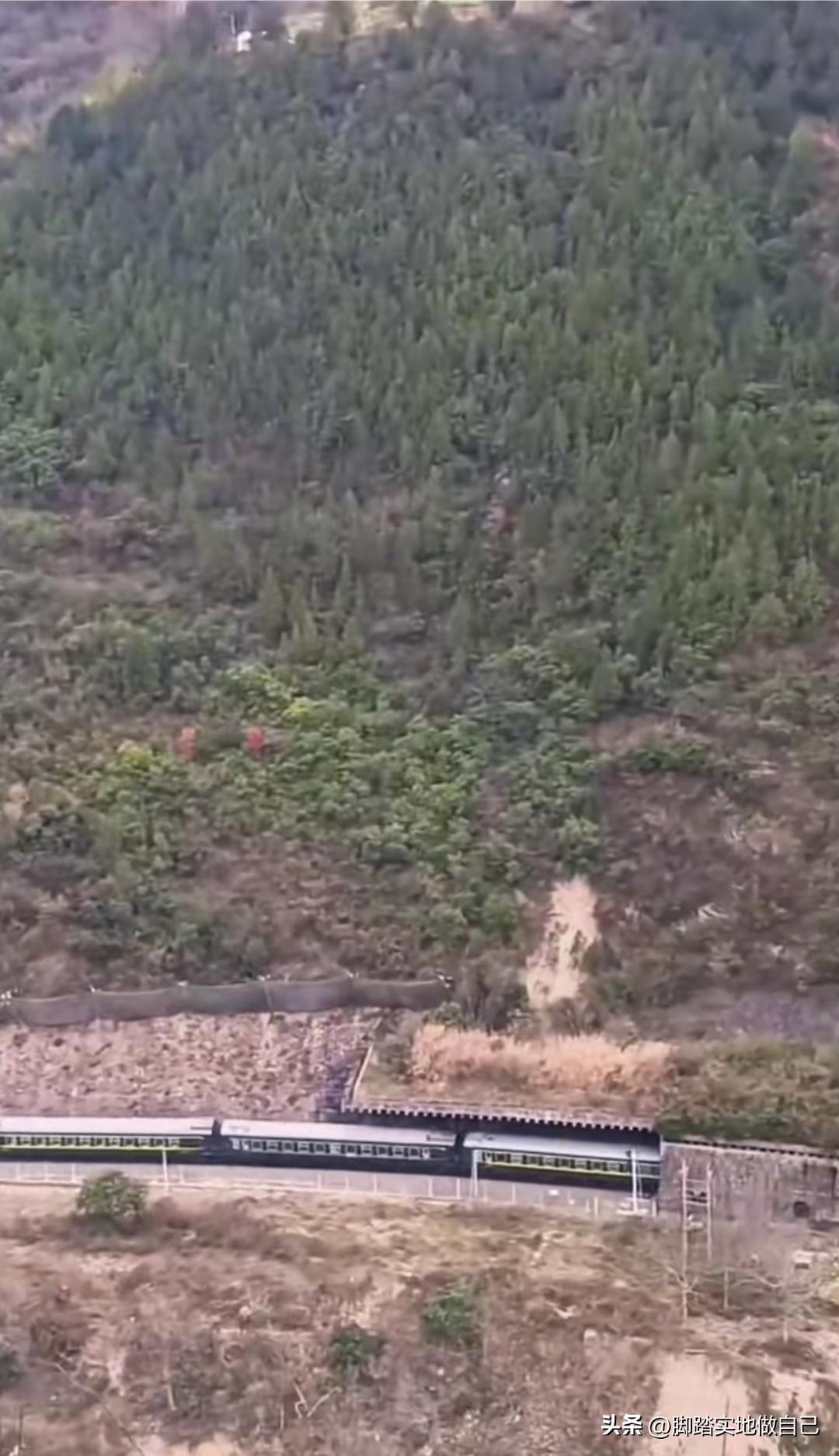 太壮观了！宝成铁路沿嘉陵江穿行，完美诠释蜀道变迁！

狭窄峡谷里，悬崖、江水、隧