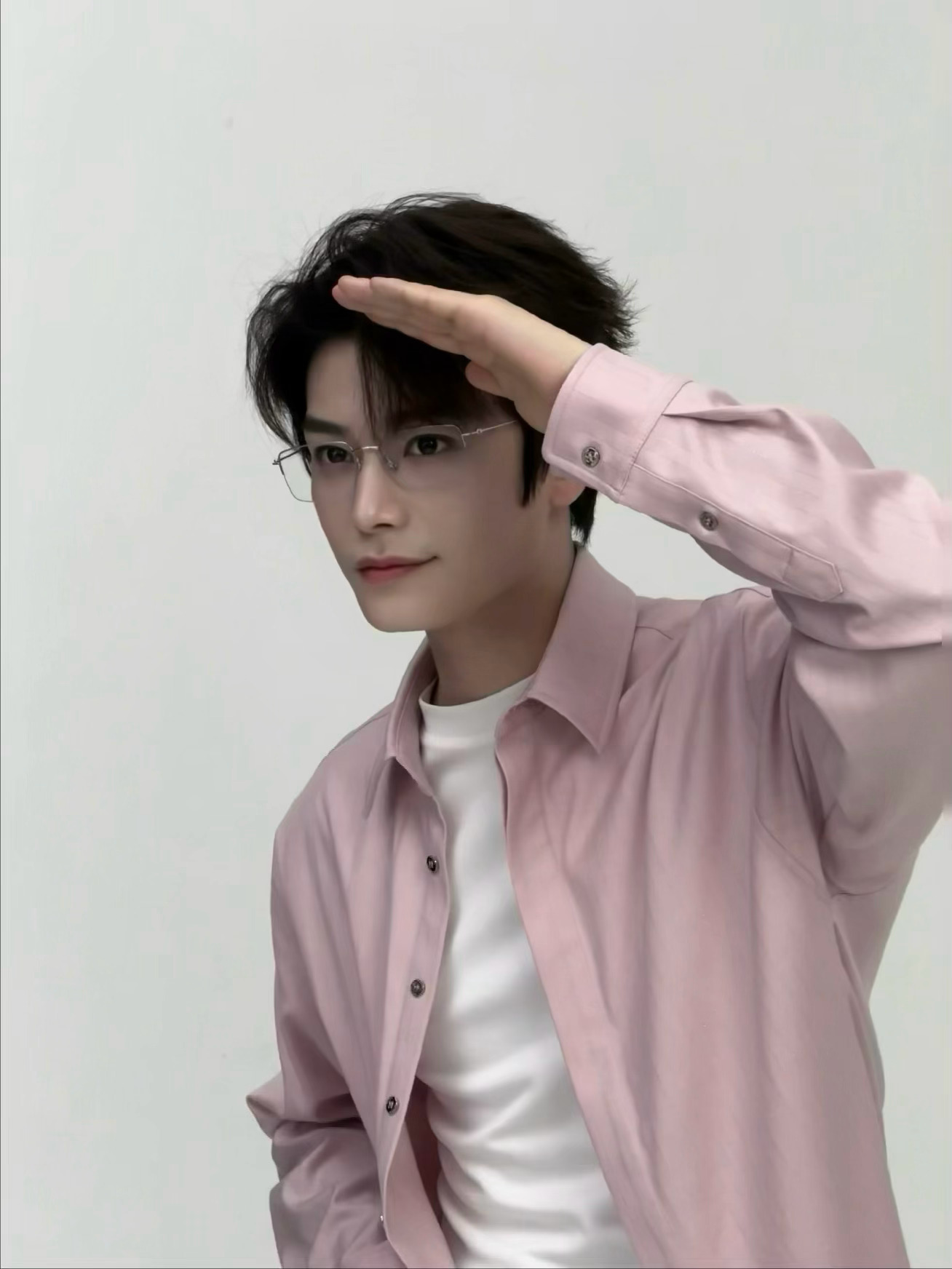 嫩粉色衬衫戴眼镜的丁禹兮好青春活力