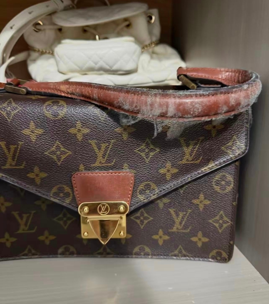LV包长毛，这问题不大，先不说真假。如果是在南方，遇上长时间的南风天，真皮假皮都
