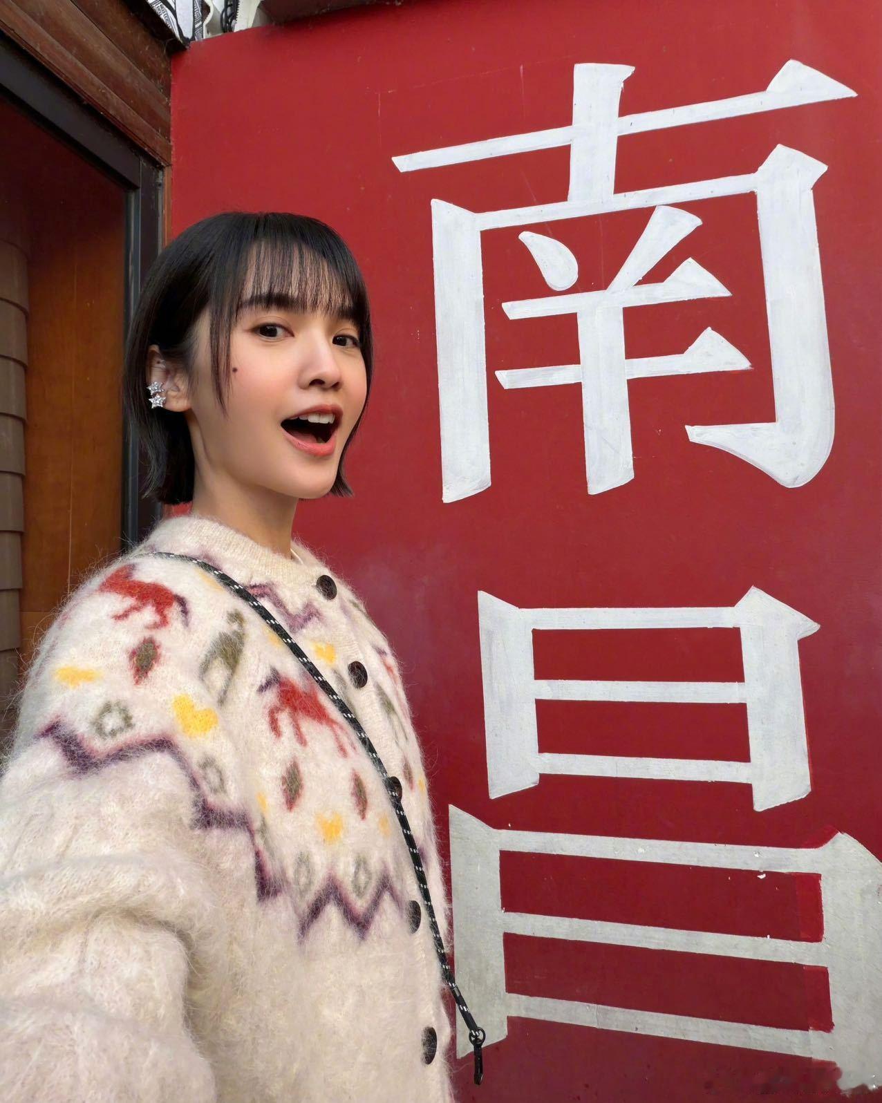 网友在南昌偶遇了！又瘦又美状态好好，打招呼超温柔！离12月31号的演唱会又近了一