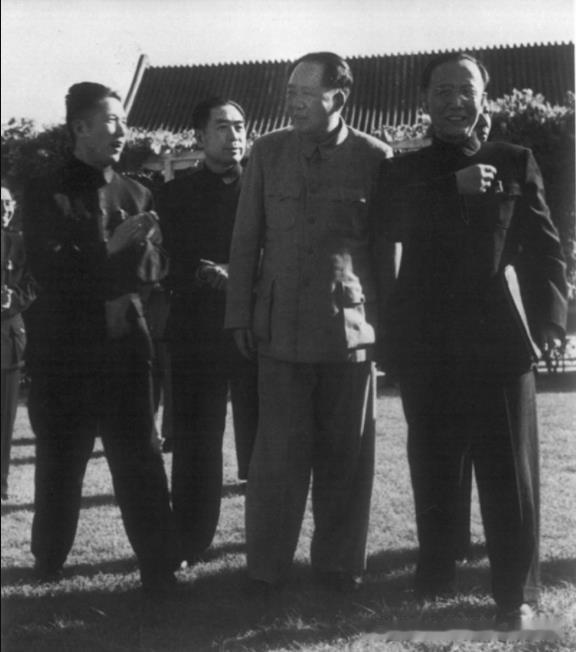1953年9月接见全国文艺工作者第2次代表大会代表，左1为周扬，右1为郭沫若