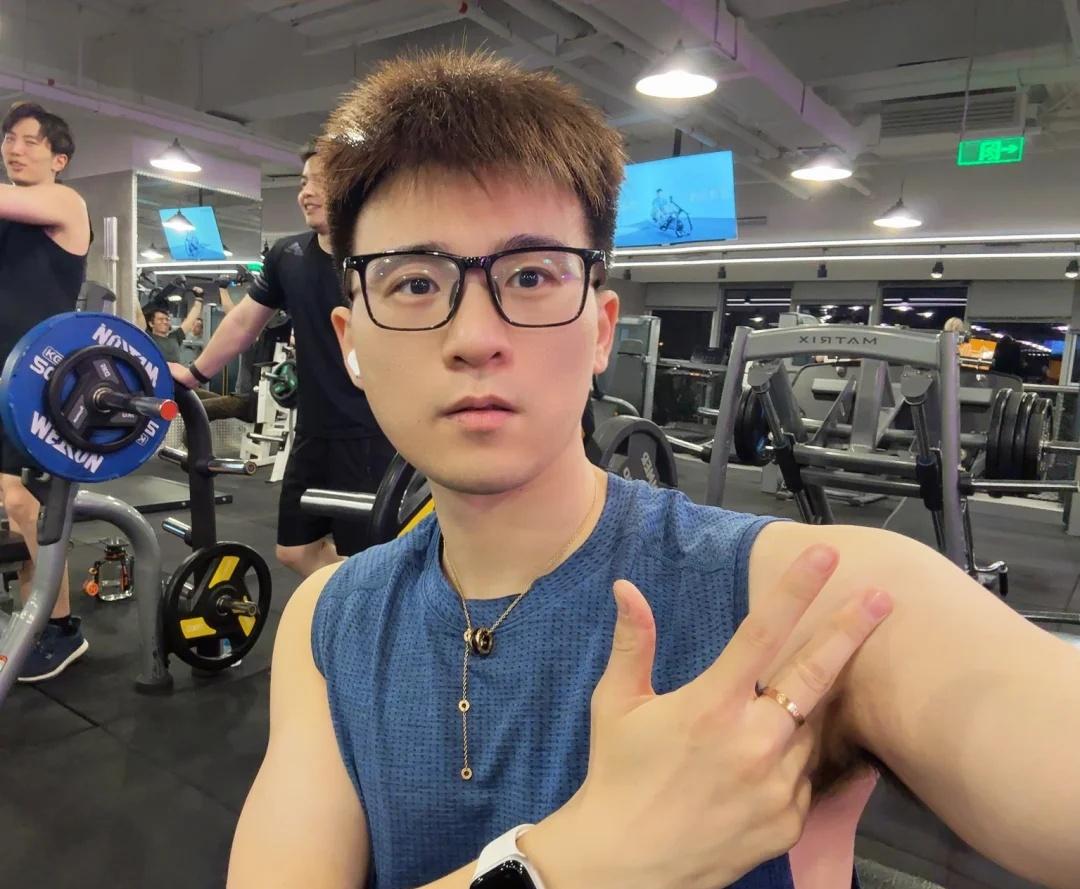 戴还是不戴👓
透支的快乐会需要无数的失落感来偿还