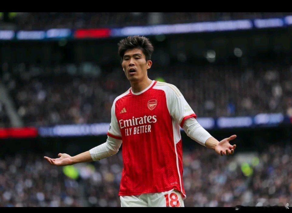 12月8日讯 根据荷兰媒体《VI》的报道，阿贾克斯在补强防线的过程中，将引援目标