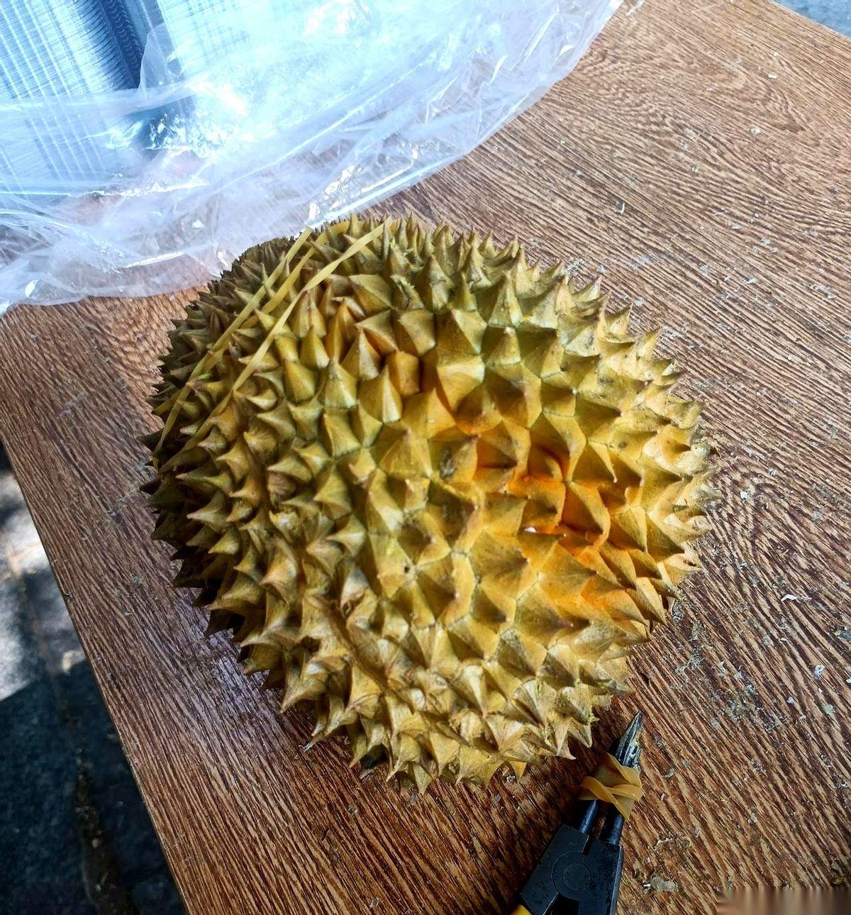 看到一份让人瞳孔地震的“日常掉秤打卡”。
早上往体重秤上一站，数字在85.2的刻