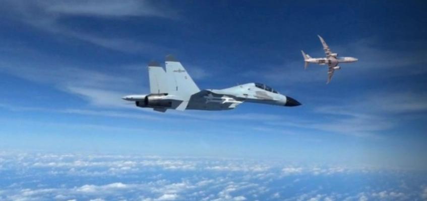 不其然。

美军最近公布的影像里藏着个有意思的事。

从南海到东海，只要美军机出