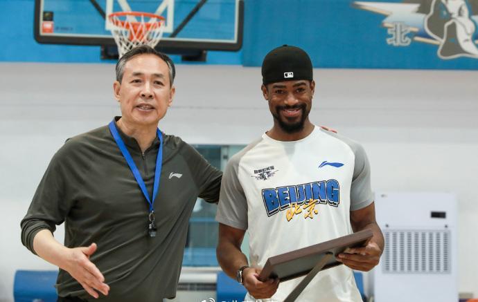 北汽男篮成功为威廉姆斯注册贝利离队北汽男篮已经为新的后卫外援阿隆德斯·威廉姆斯成