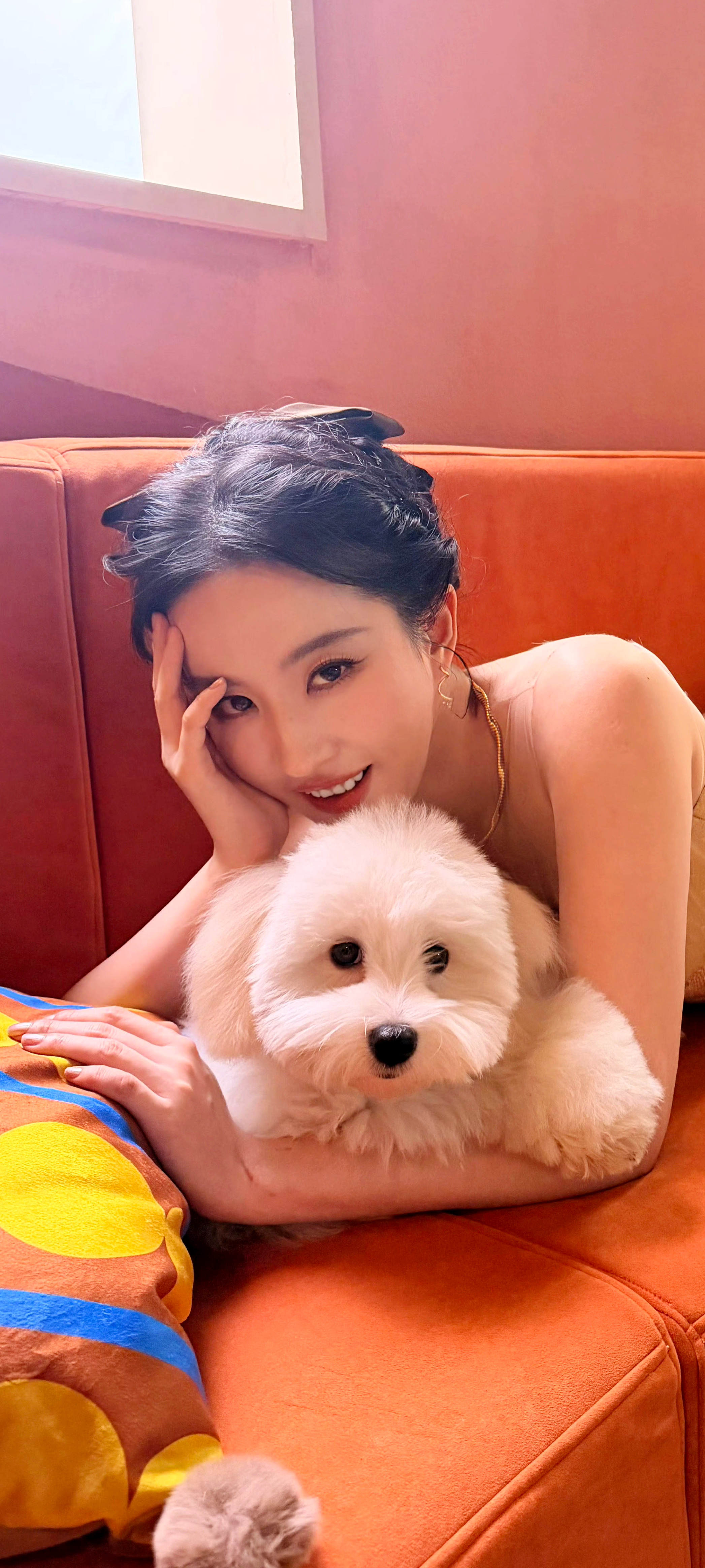 刘亦菲抱着小狗也太甜了吧脚一看就不是扁平足刘亦菲