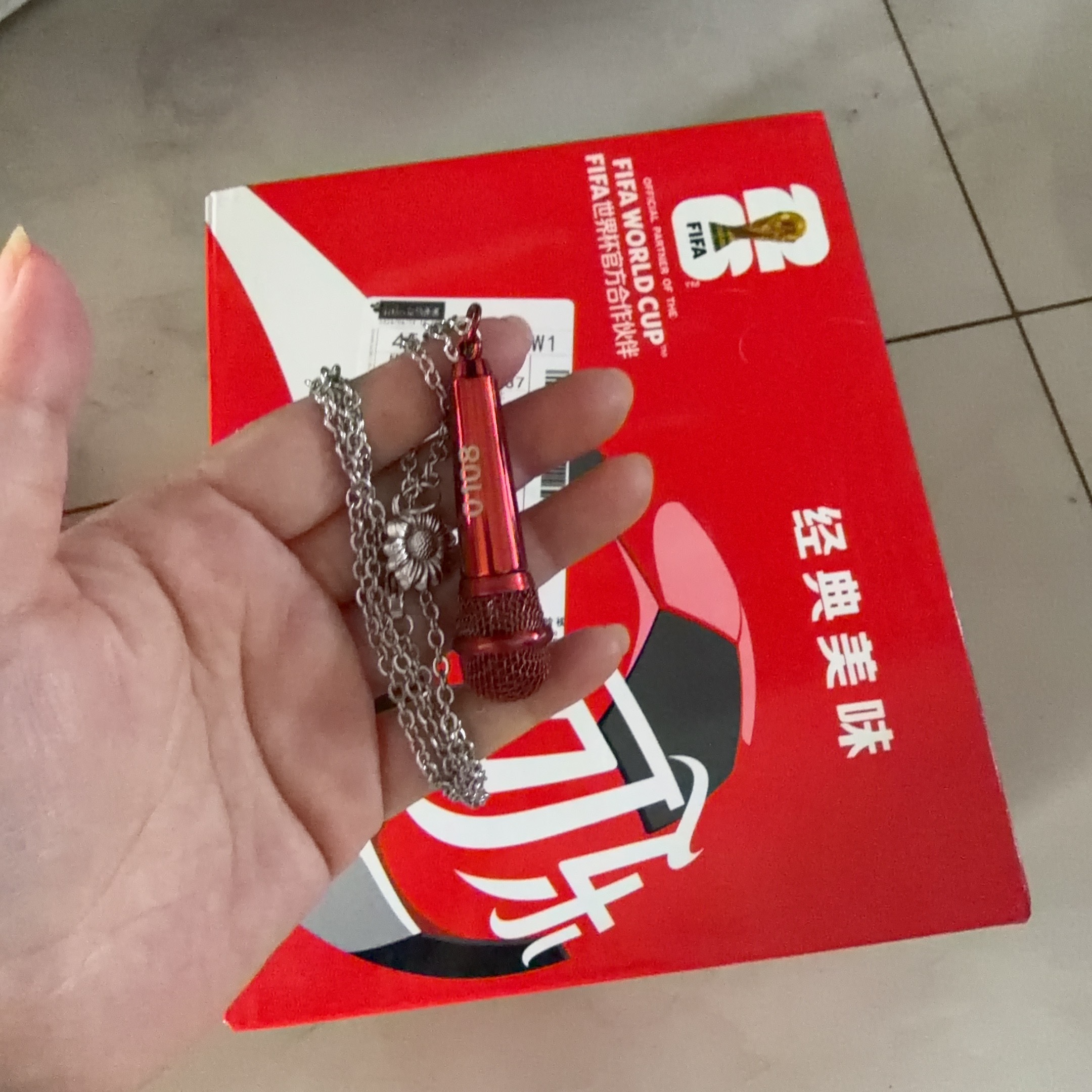 前两天可口可乐🫘直播间补的话筒项链到货了！真好看，红红的，还印着0108喜欢！