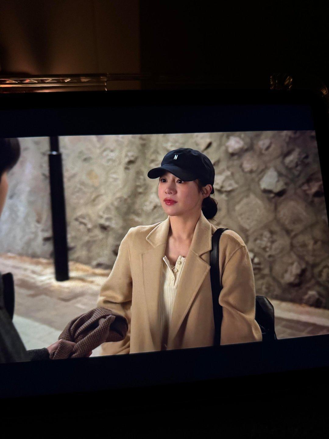 高允真新剧这件大衣什么品牌呀正肩剪裁好好啊 颜色也喜欢！！高允真‖爱情怎么翻译‖