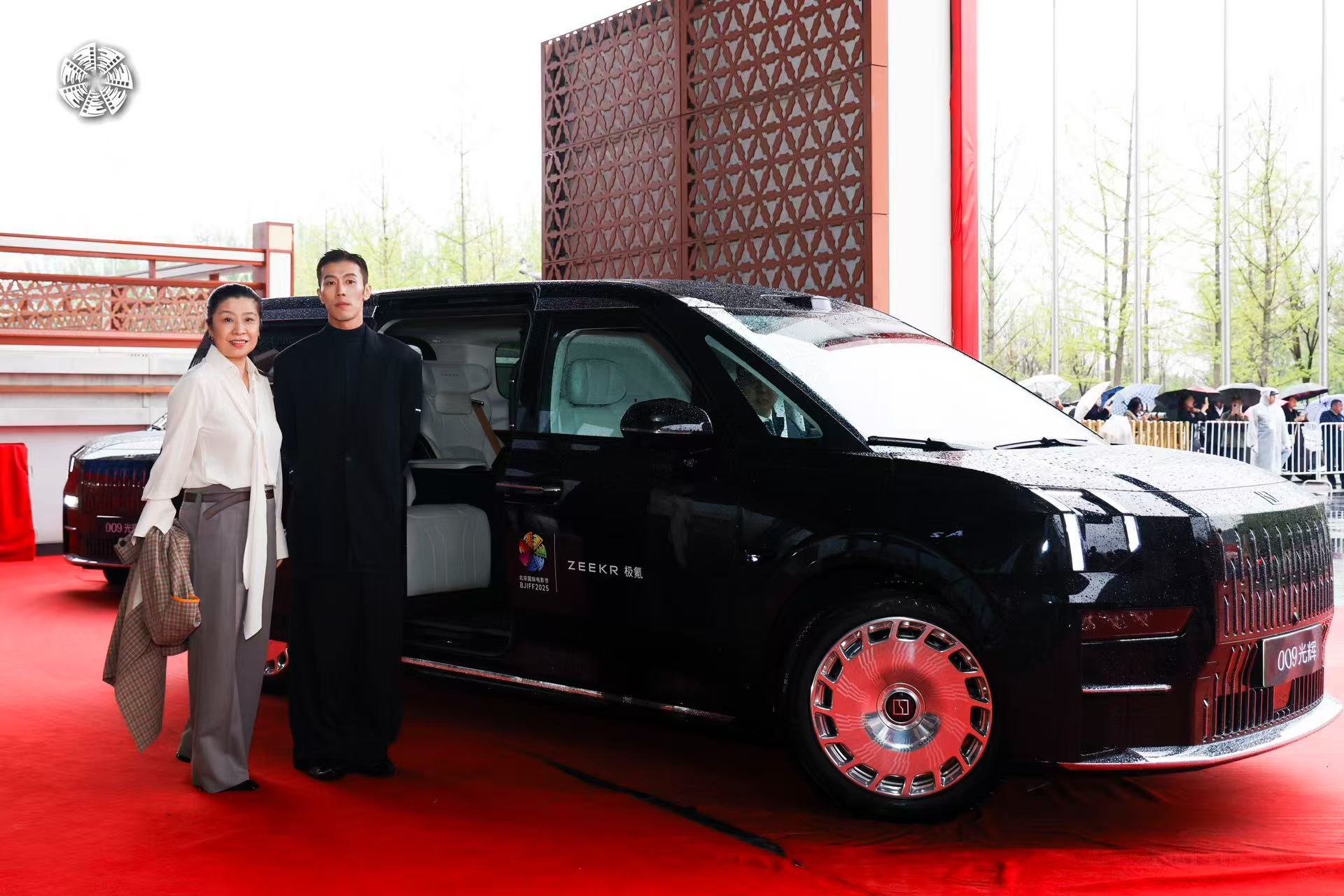 家人们谁懂啊！昨天北影节红毯上全是极氪009的身影，500多位明星包括张雨绮、姜