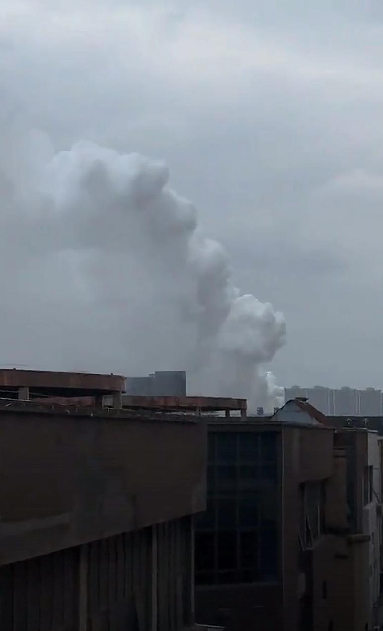 江阴一化工厂突发火灾，周围均被白色烟雾笼罩，事发江苏江阴。今天（10月20日）下