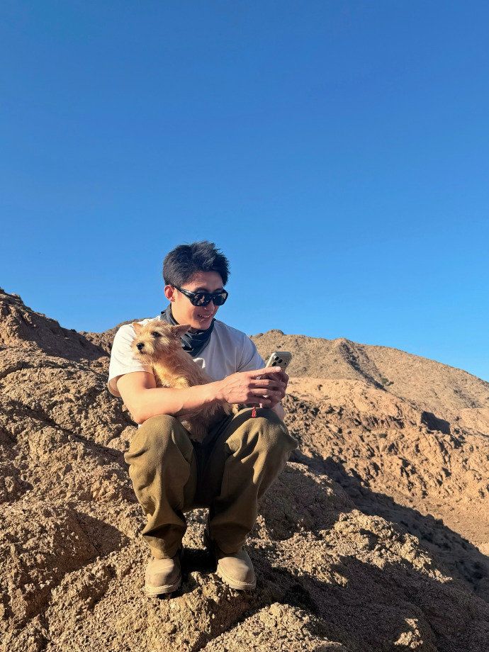 黄景瑜晒和夏天大王合照没想到拍照还挺有想法，拍完还自我欣赏上了。黄景瑜看自己拍的