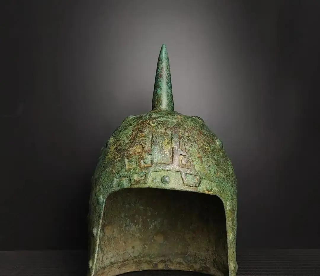 1914年冬，北京天坛，袁世凯顶金锥盔祭天宝石闪耀，法国战壕却用平顶钢盔挡炮片飞