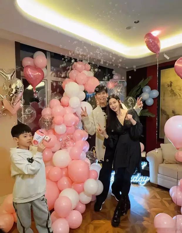 于晓光秋瓷炫去马尔代夫度假！夫妻俩海边比心亲吻好甜蜜 ​​​