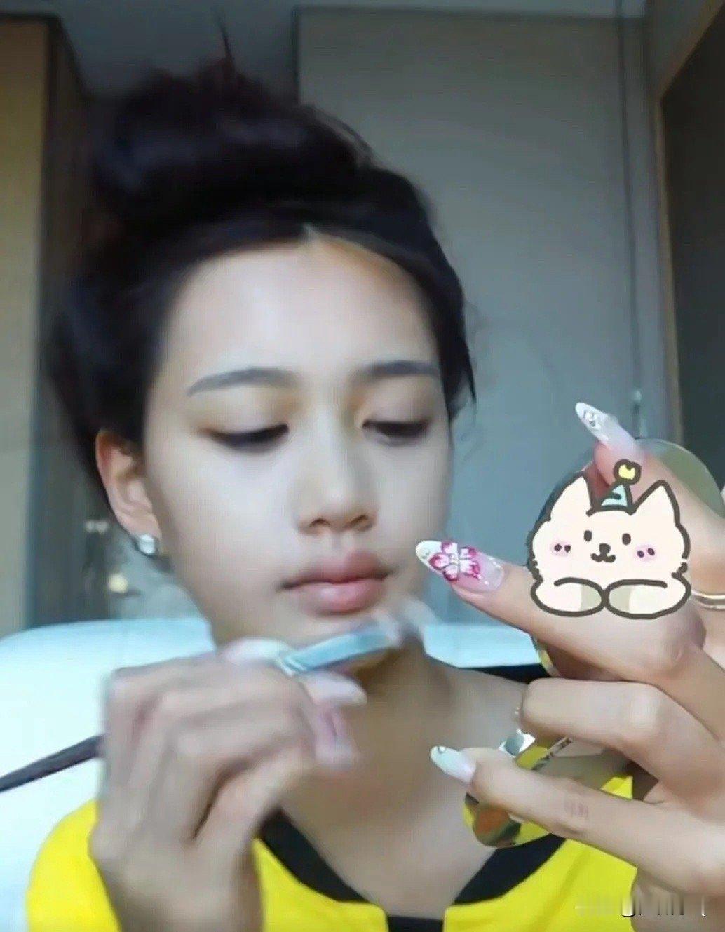看完钟丽缇女儿妆教彻底没脾气了钟丽缇小女儿Cayla在社交平台分享自己化妆技巧，