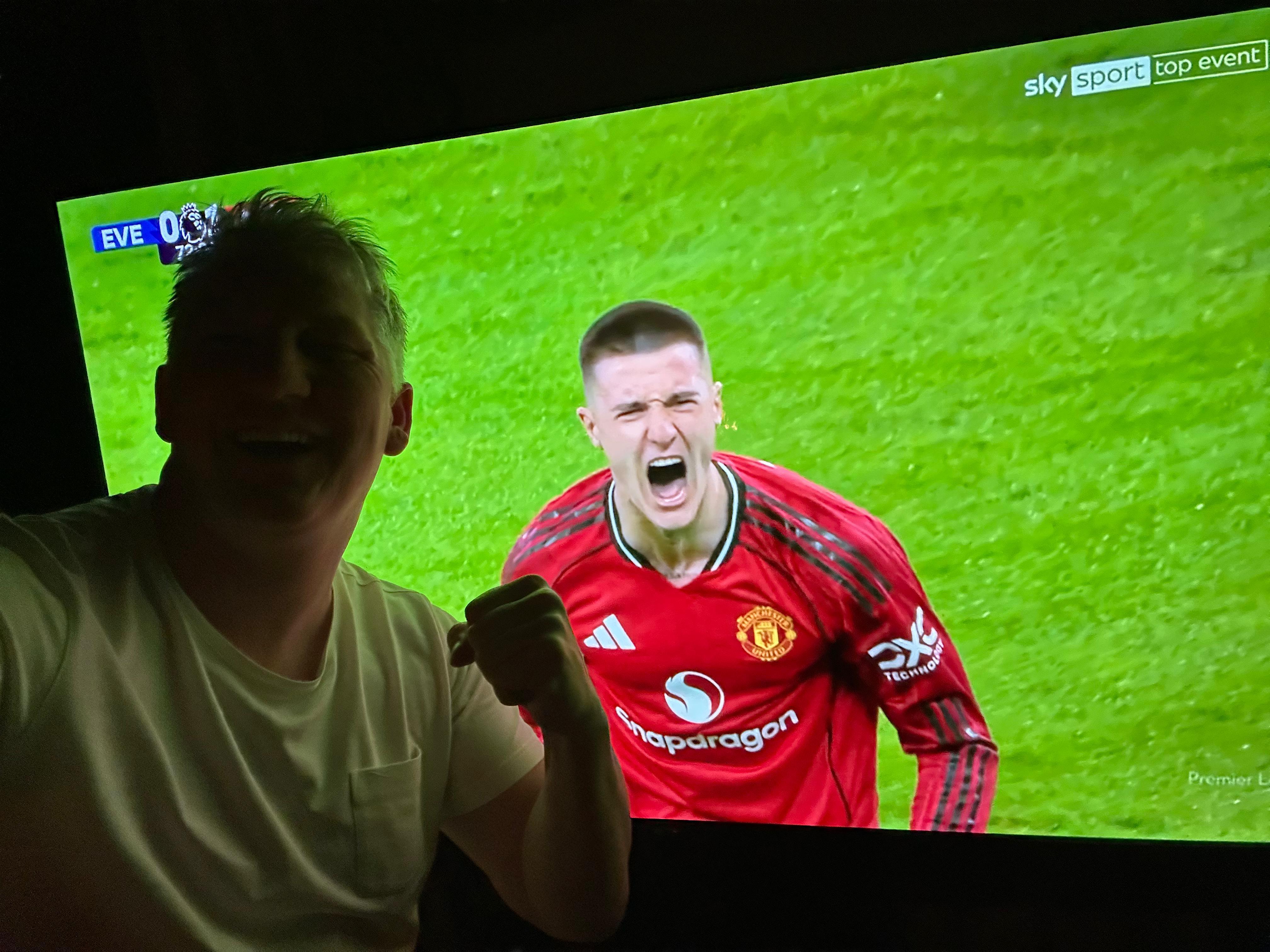 🇩🇪一位来自德国的曼联球迷庆祝谢什科的进球truered