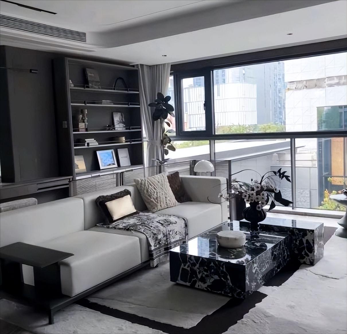 在条件允许的情况下，买房买大不买小，因为后续你要考虑孩子和老人的情况。
当然了，