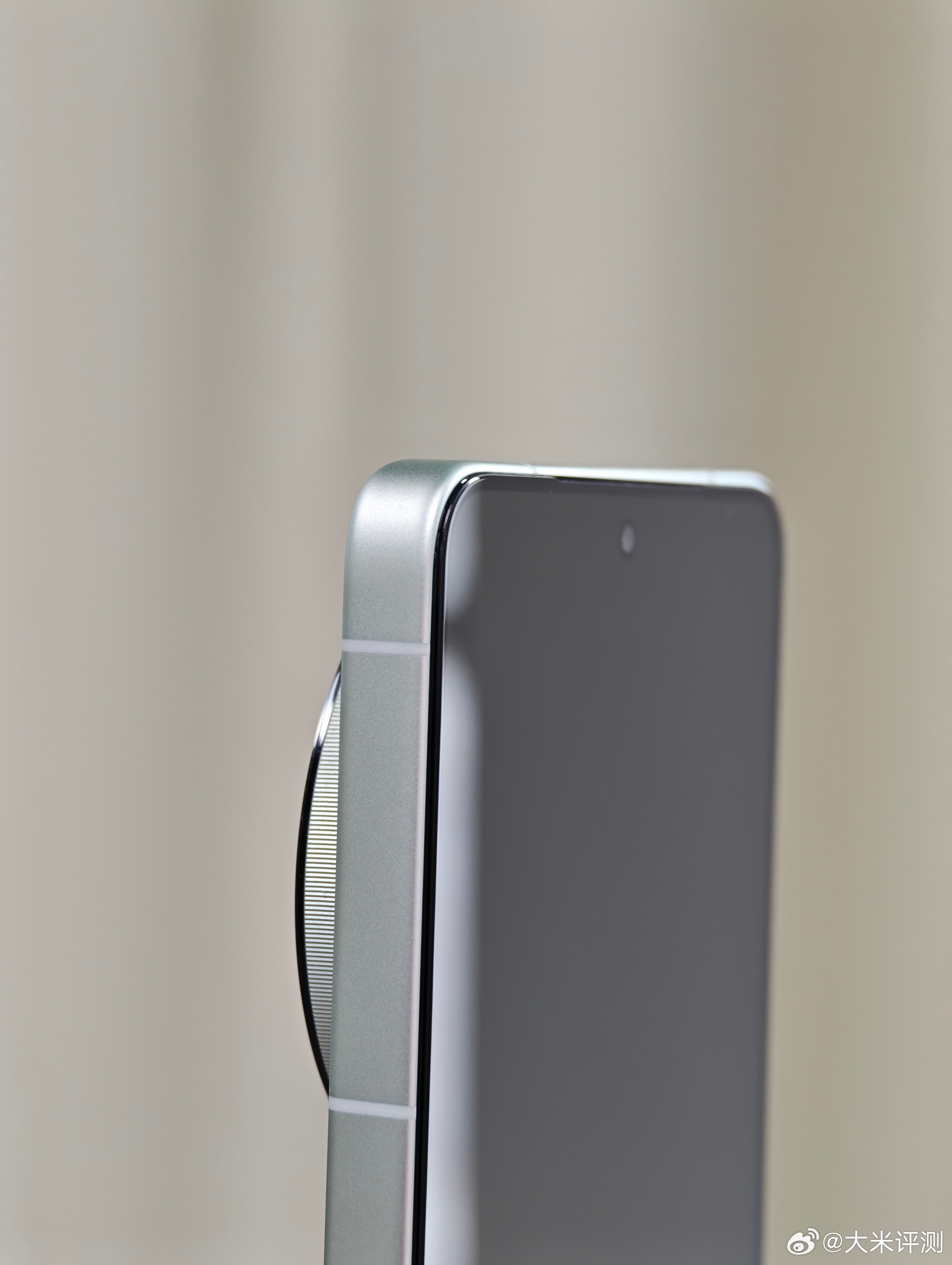 Find X8 Ultra钢化膜，贴在X300Ultra上，尺寸R角都没啥问题，